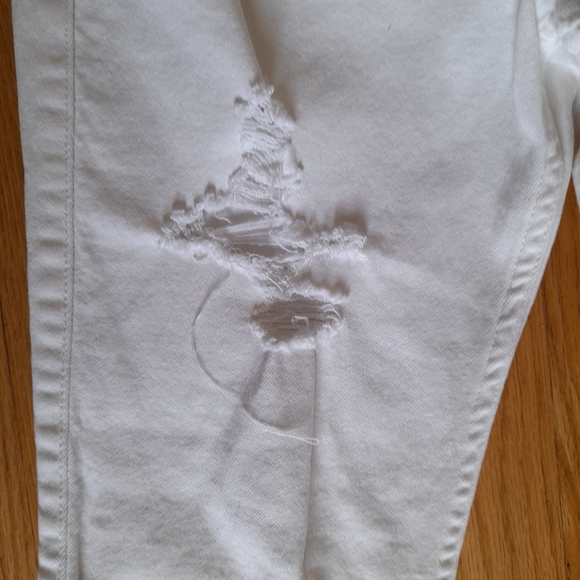 Hollister Distressed Crop Jeans in White - Picture 4 of 9